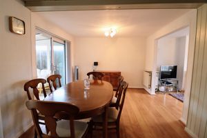 DININIG ROOM- click for photo gallery